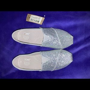 NWT Tom’s youth size 1. Silver iridescent glimmer flats.